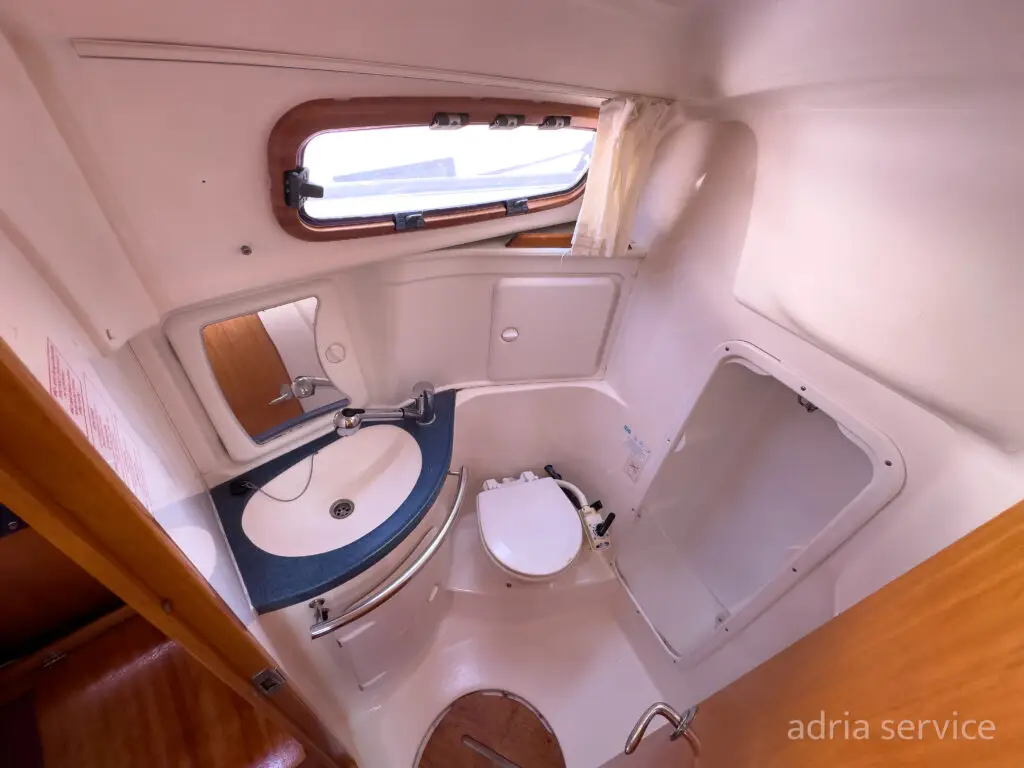 Sailboat Small AS - bathroom. Bavaria 33 Cruiser, built in 2007 and docked in IZOLA.