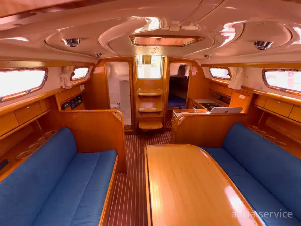 Sailboat Small AS - salon. Bavaria 33 Cruiser, built in 2007 and docked in IZOLA.