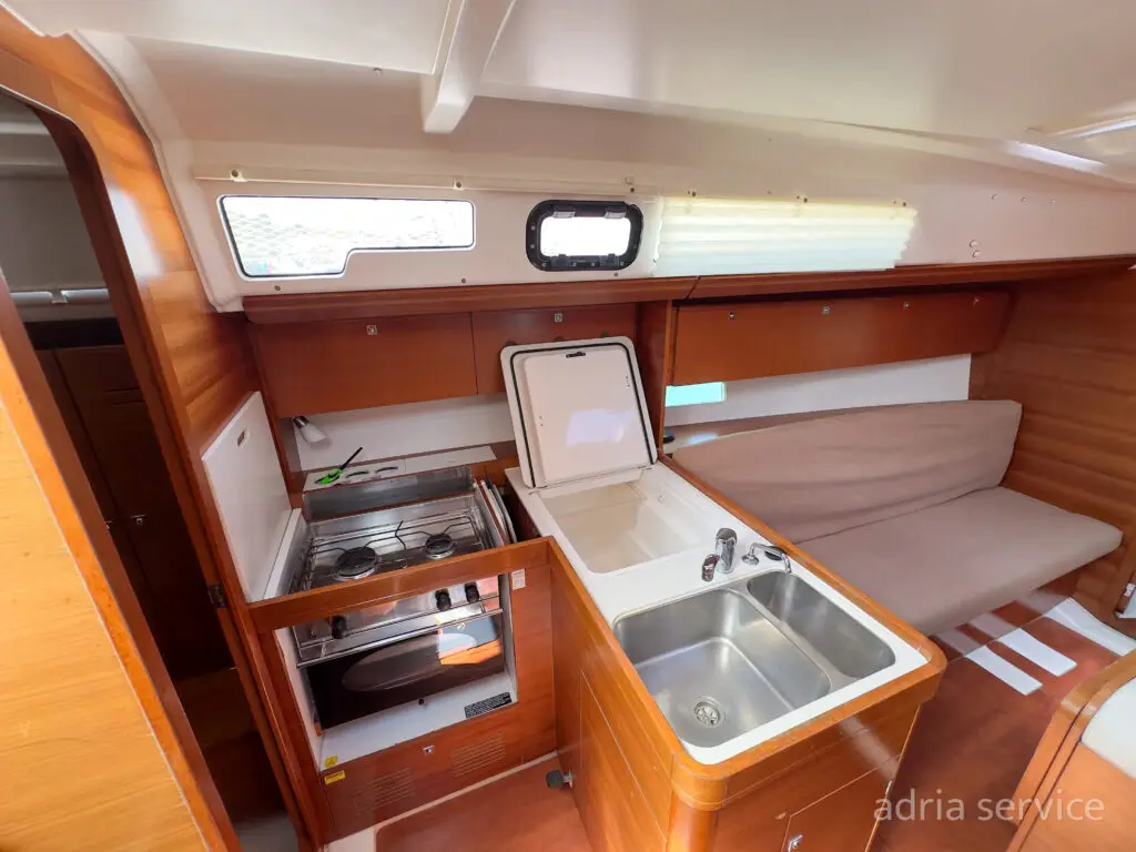 Sailboat Spinaker - kitchen. Dufour 350 GL, built in 2016 and docked in IZOLA.