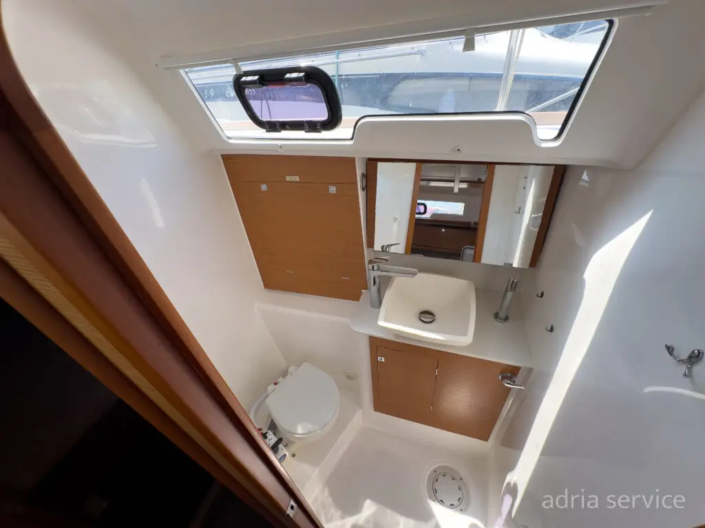 Sailboat Barka - bathroom. Duforu 382 GL, built in 2018. Docked in IZOLA.