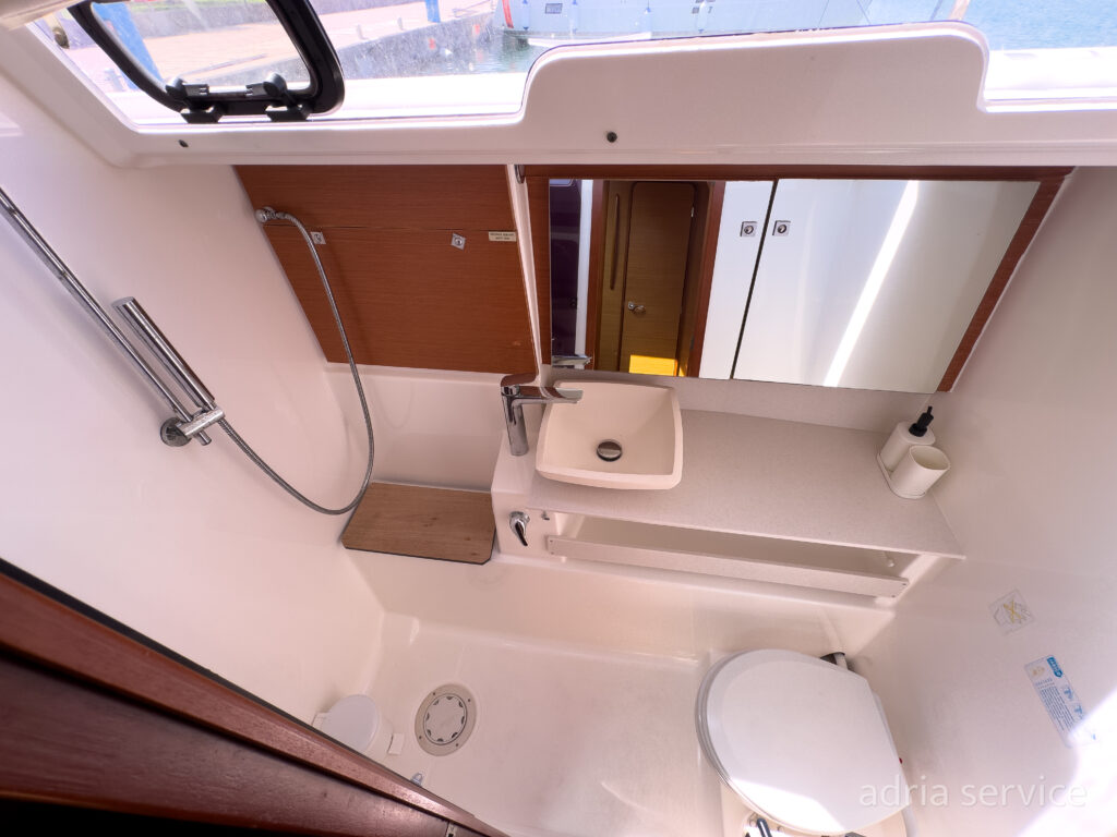 Sailboat Mojito Sunrise - bathroom view. Dufour 430 GL, built in 2019 and docked in IZOLA.