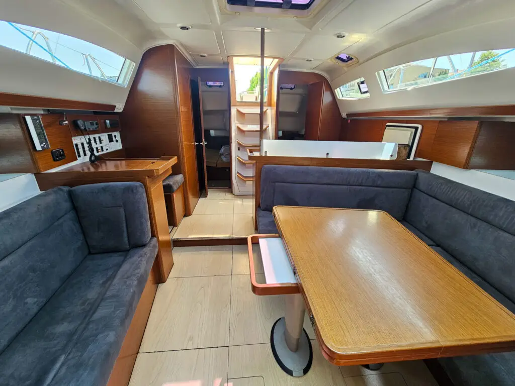 Sailboat Beauty AS - salon. Elan 444 Impression, built in 2014 and docked in IZOLA.