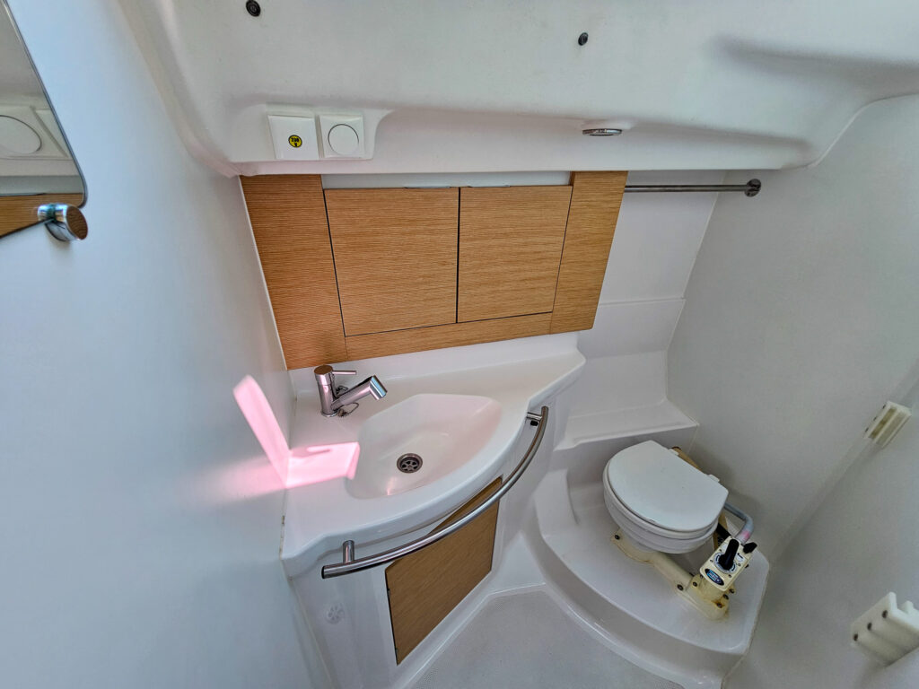Sailboat Orca I - bathroom view. Elan Impression 40, built in 2017 and docked in IZOLA.